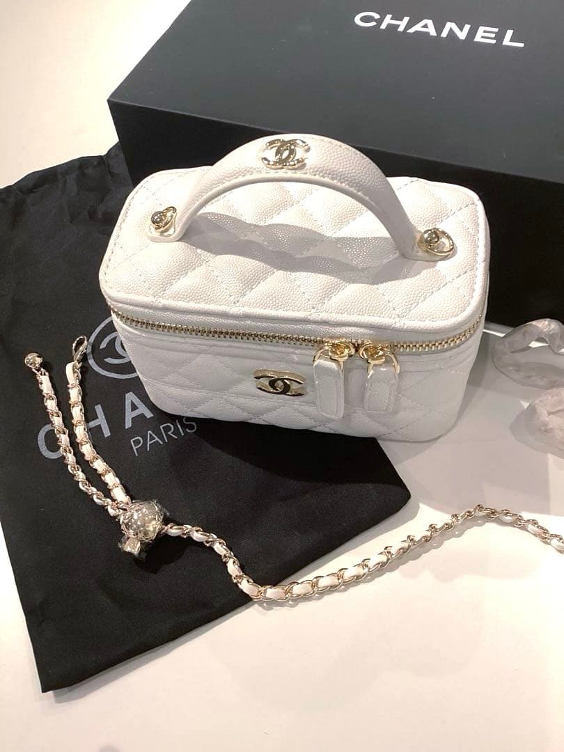 シャネル　バニティショルダーバッグホワイト　ノベルティ