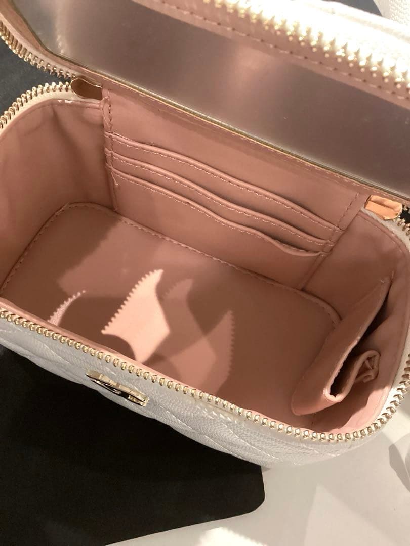 シャネル　バニティショルダーバッグホワイト　ノベルティ