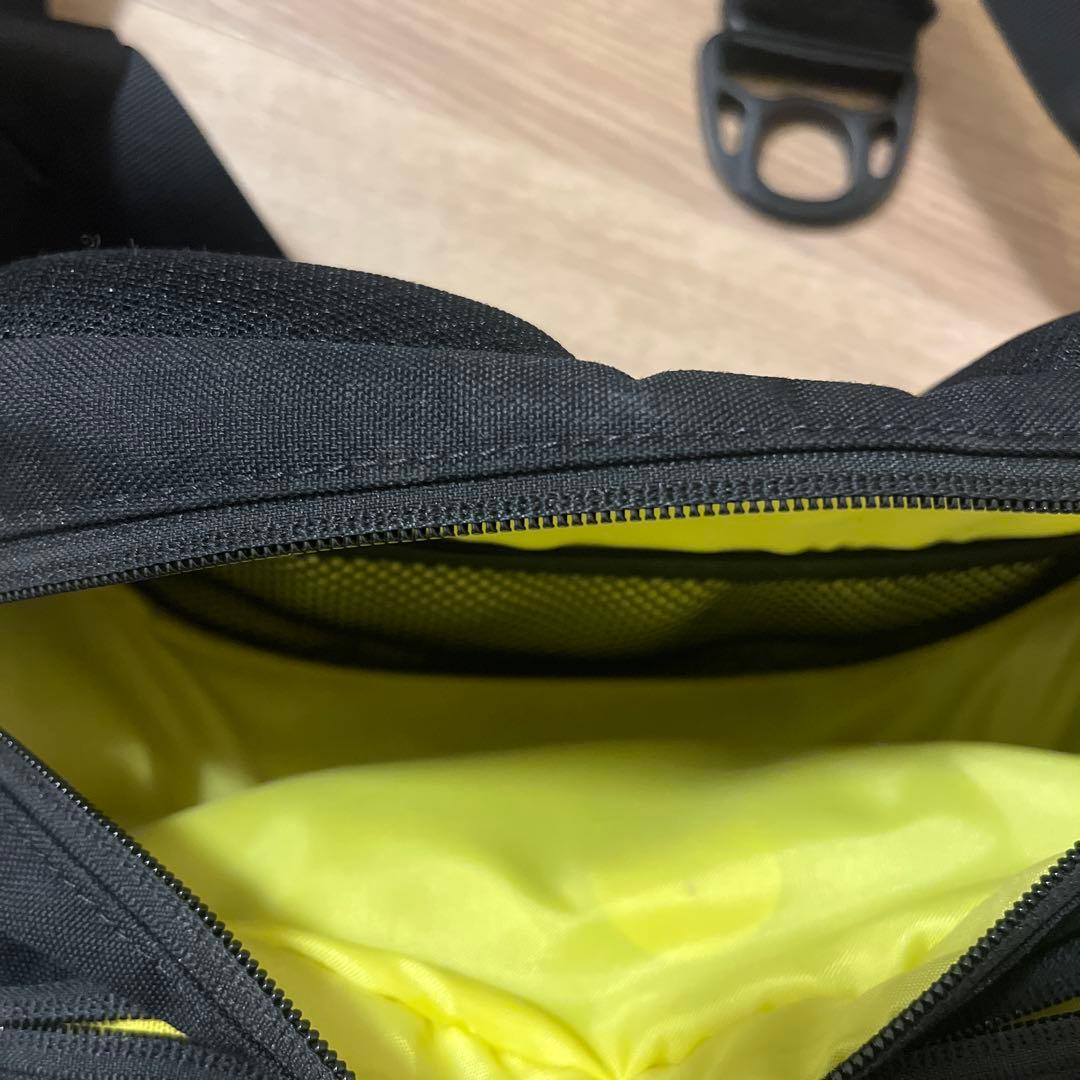 Hugoo ヒップシート ブラック　ショルダーバッグ