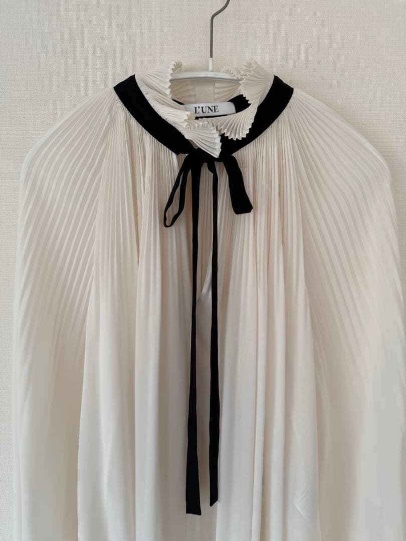 リュンヌ　プリーツ　シフォンブラウス　ブラックリボン