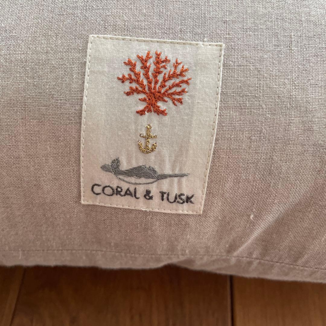 CORAL & TUSK 刺繍クッション