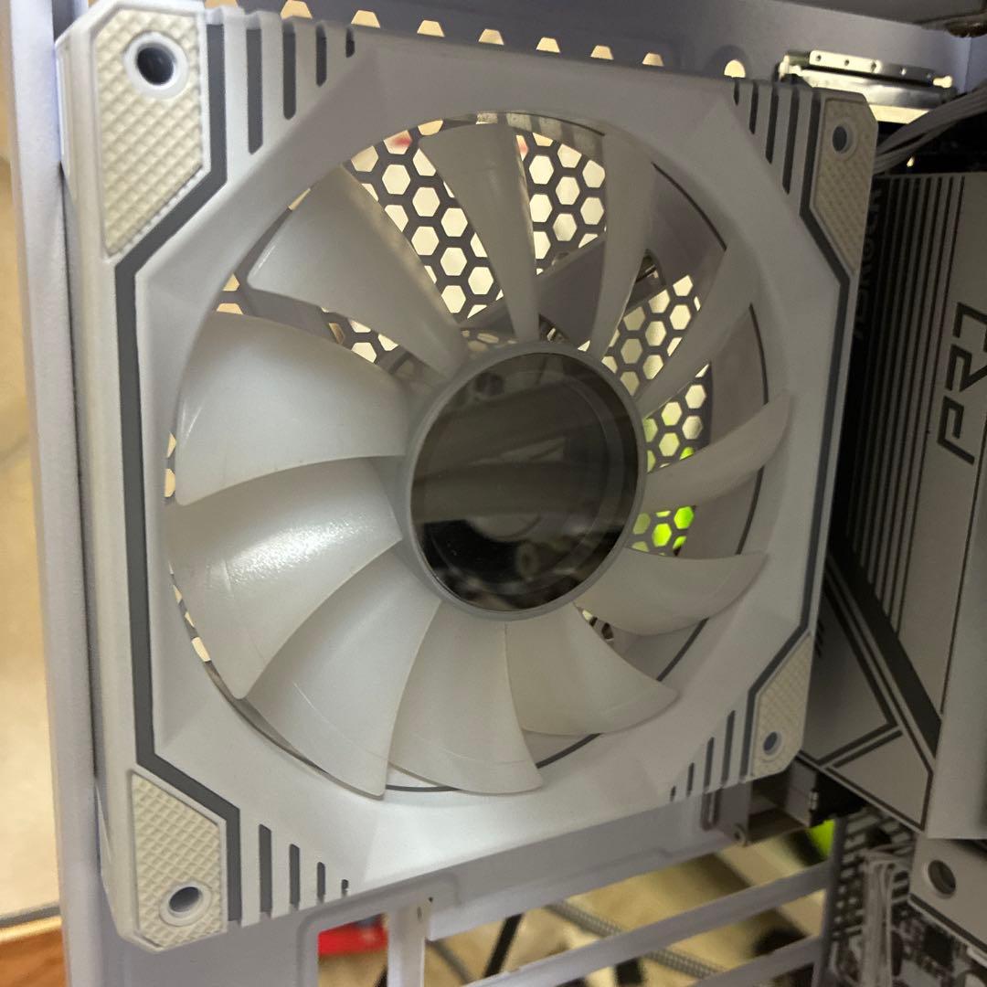 ホワイト PCケース RGBファン付き （Snoopi）マザボ等は‪✕‬