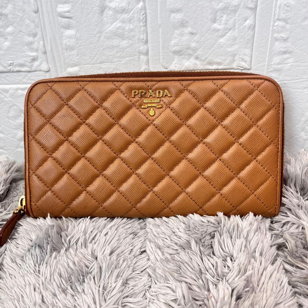 美品✨PRADA ラウンドファスナー　キルティング　長財布　メタルロゴ　キャメル