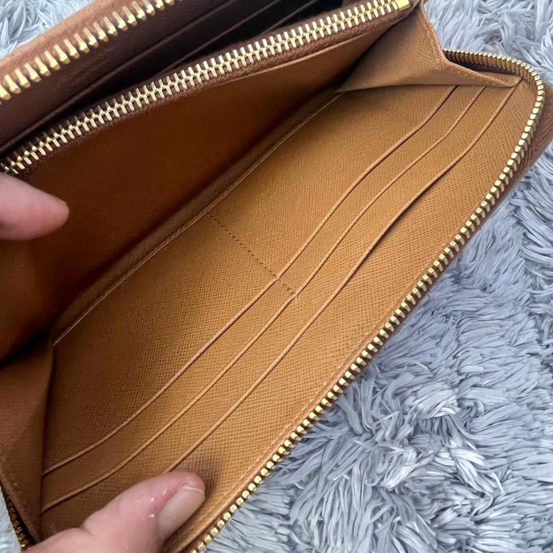 美品✨PRADA ラウンドファスナー　キルティング　長財布　メタルロゴ　キャメル