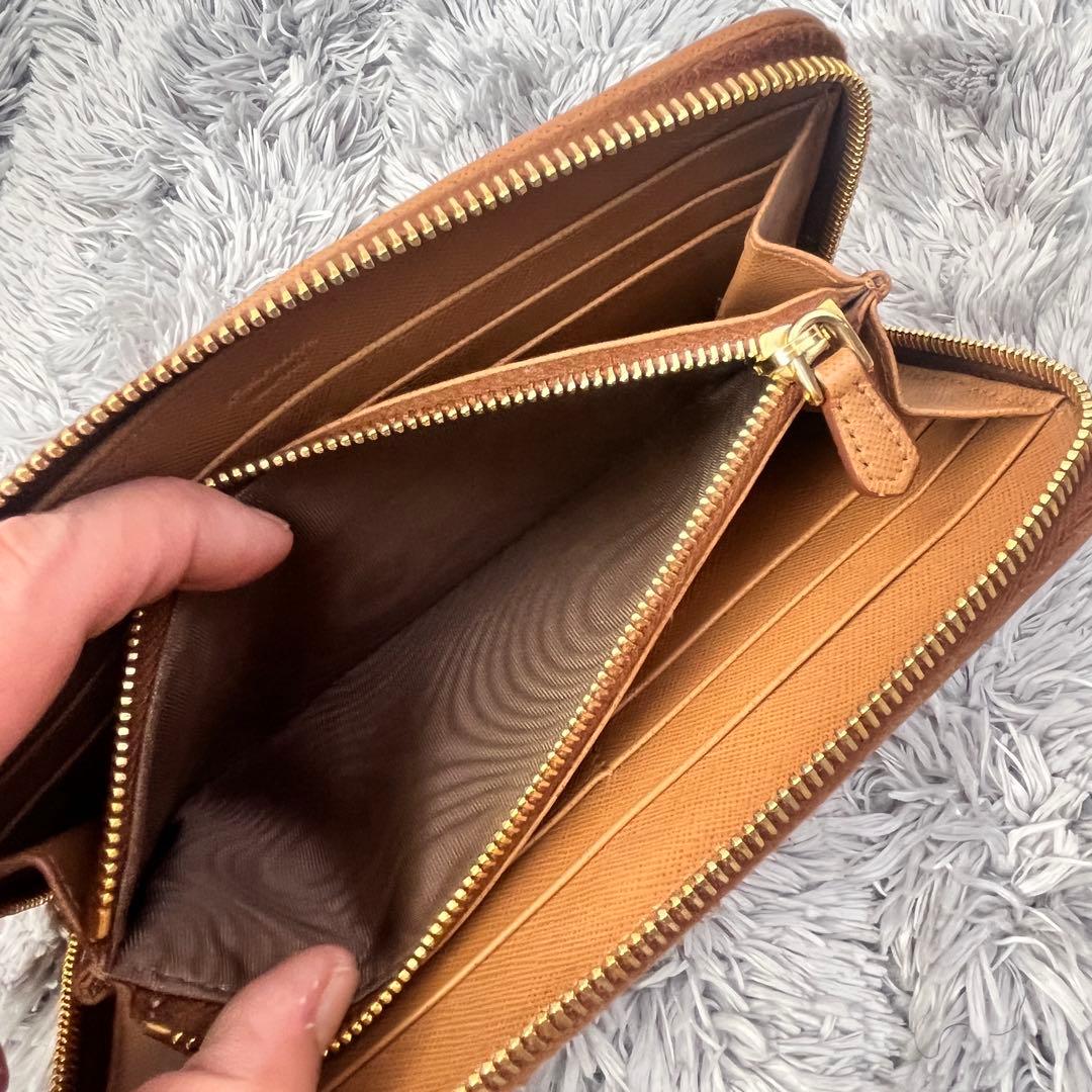 美品✨PRADA ラウンドファスナー　キルティング　長財布　メタルロゴ　キャメル