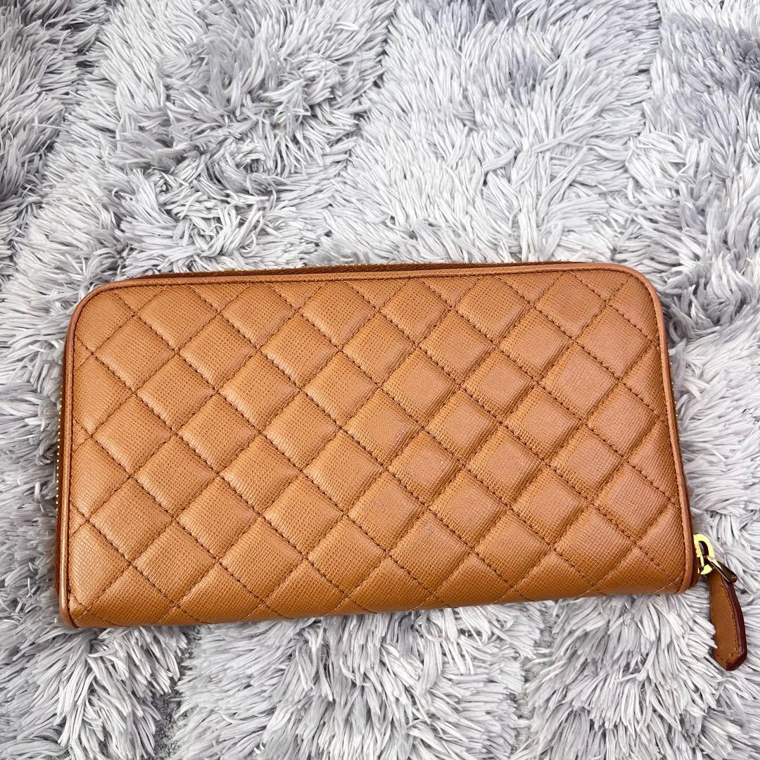 美品✨PRADA ラウンドファスナー　キルティング　長財布　メタルロゴ　キャメル