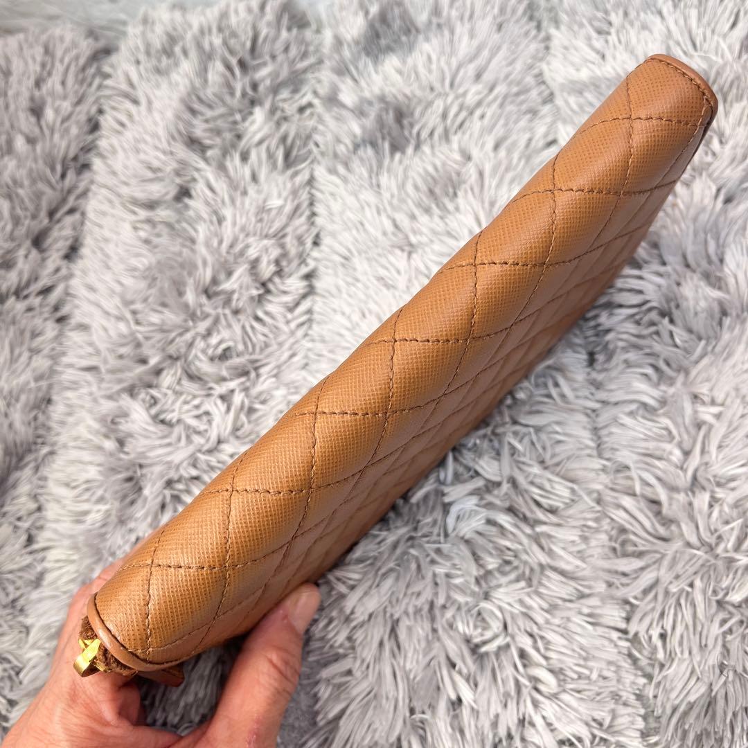 美品✨PRADA ラウンドファスナー　キルティング　長財布　メタルロゴ　キャメル