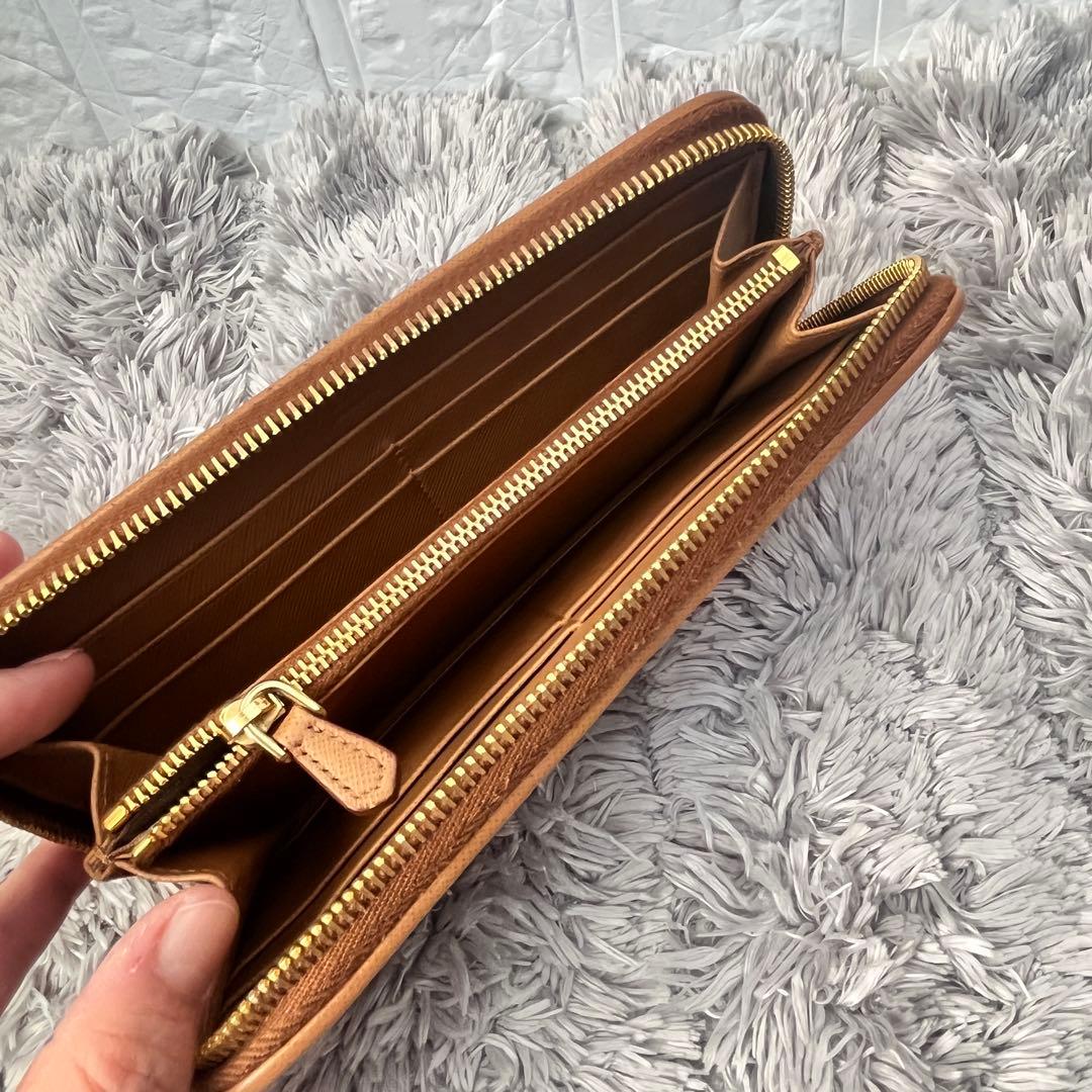 美品✨PRADA ラウンドファスナー　キルティング　長財布　メタルロゴ　キャメル