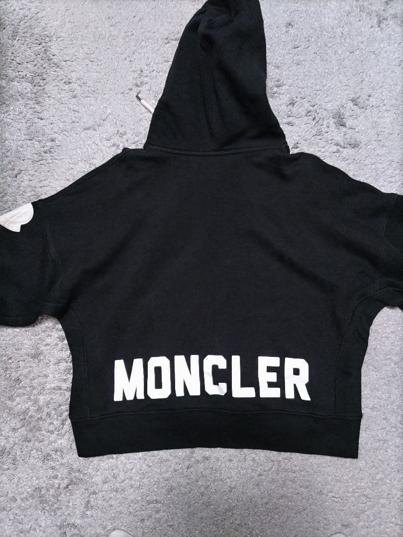 モンクレール　クロップド プルオーバー パーカー黒
