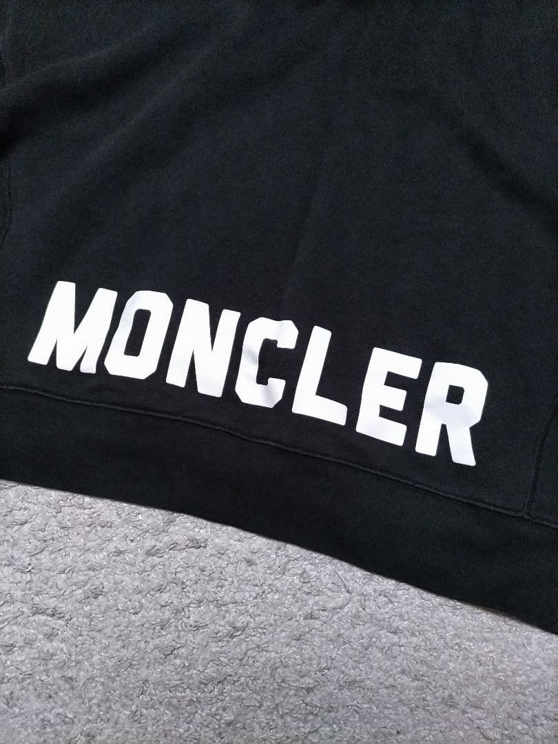 モンクレール　クロップド プルオーバー パーカー黒