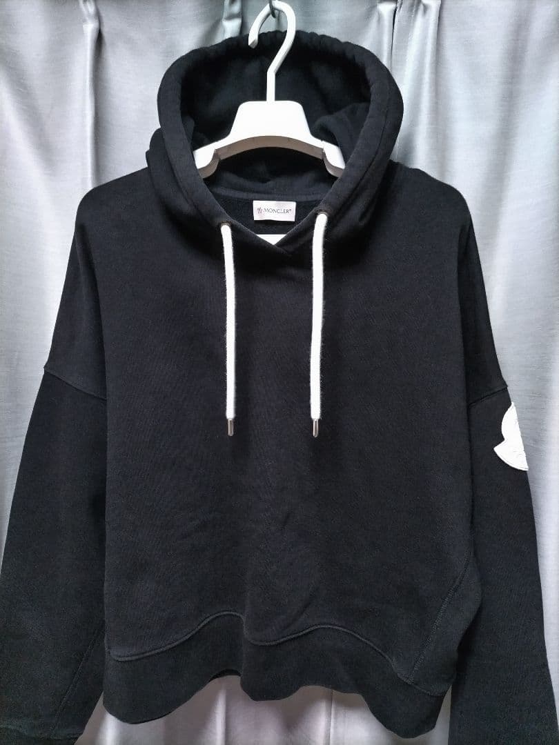 モンクレール　クロップド プルオーバー パーカー黒