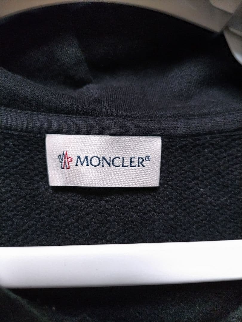 モンクレール　クロップド プルオーバー パーカー黒