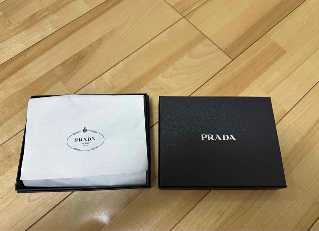 PRADA iPhone14proケース ストラップ付き
