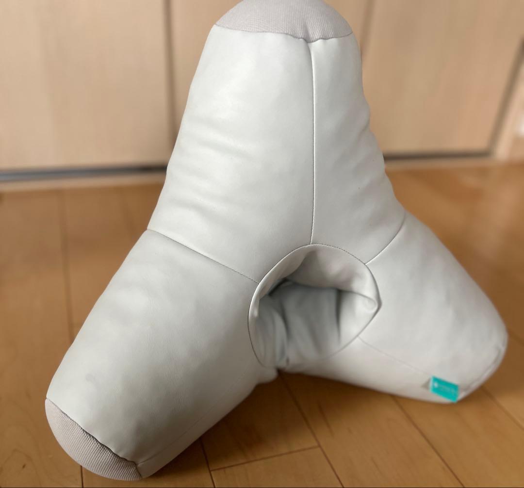 ホワイト三角クッションとターコイズネックバンド