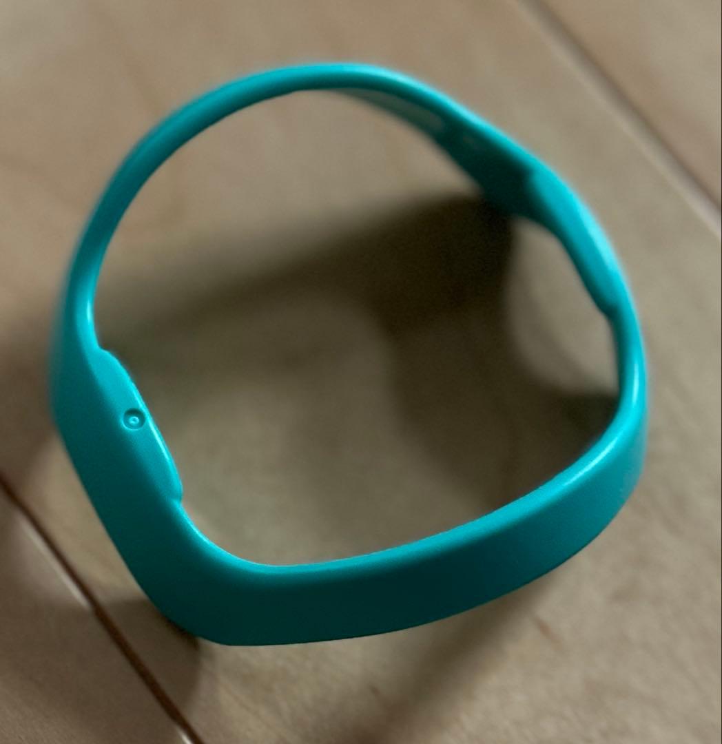 ホワイト三角クッションとターコイズネックバンド