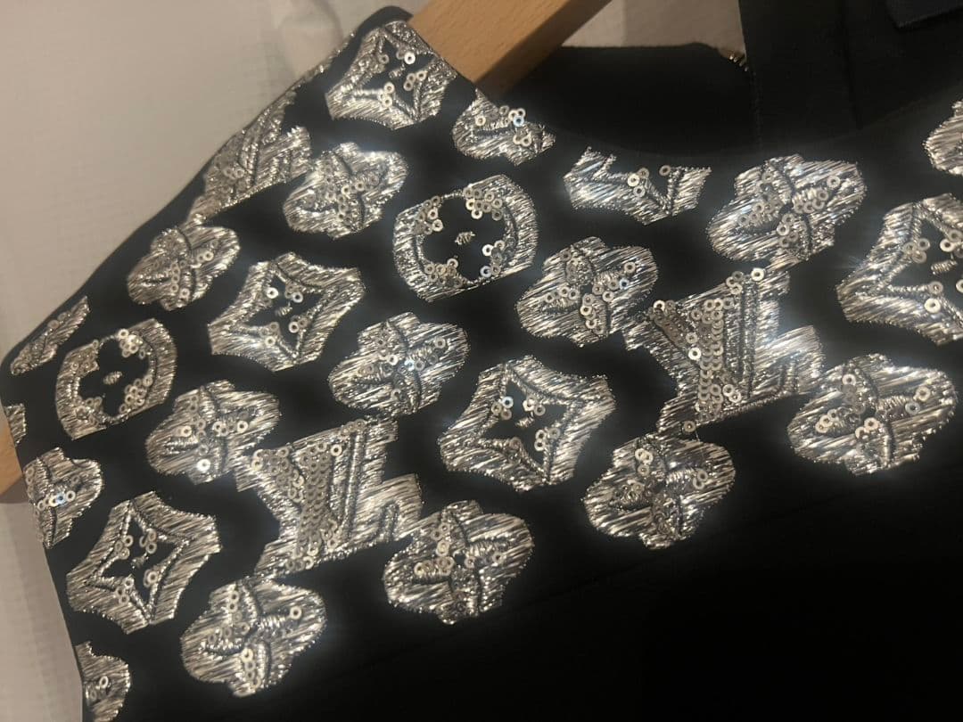 桃 月 豪華ルイビトンロゴ刺繍ワンピース クリスマスディナーにもモデル