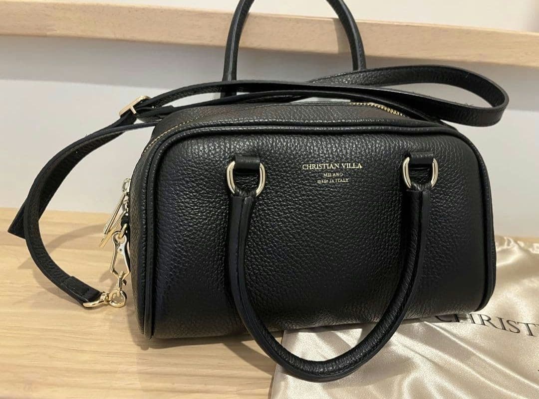 ブラックレザーショルダーバッグ