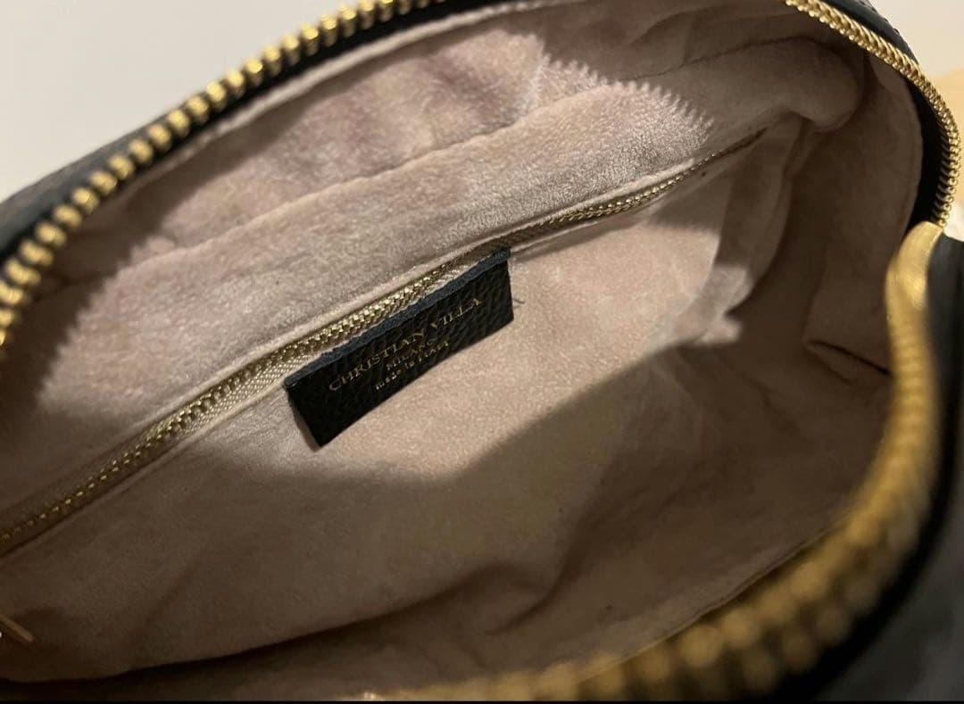 ブラックレザーショルダーバッグ