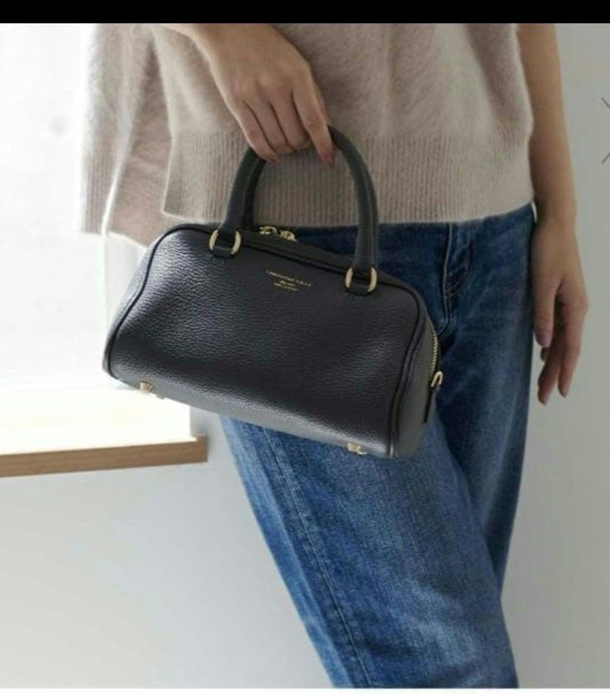 ブラックレザーショルダーバッグ