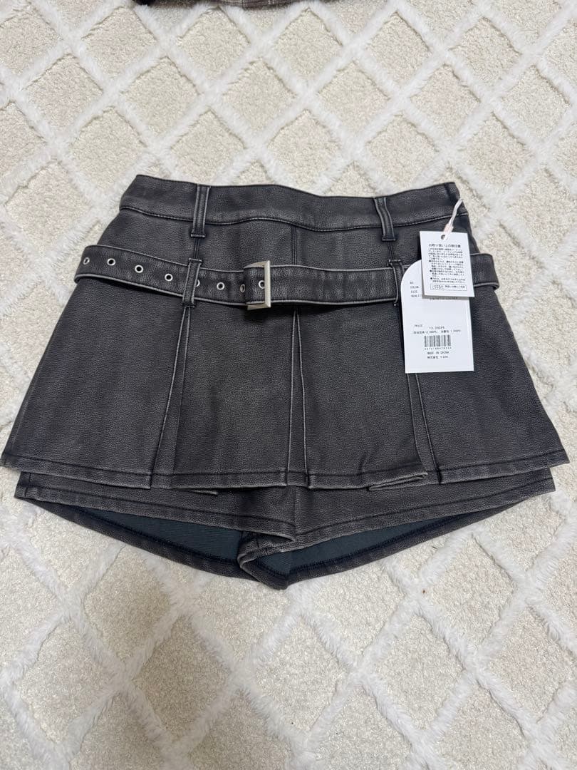 Darich アンティークレザープリーツショートパンツ ブラック ダーリッチ