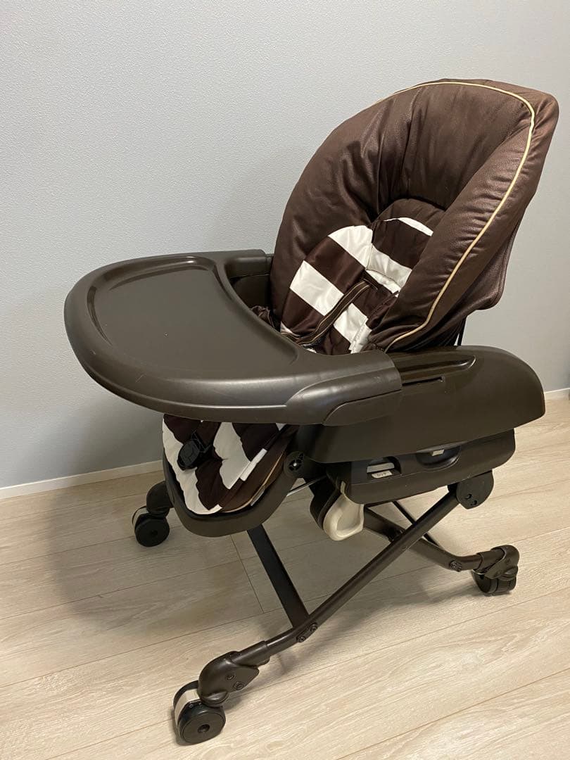 Combi ネムリラ　4キャスAT スイングチェア　自動　ハイローチェア