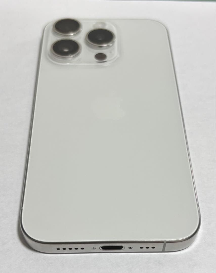 t*3様 Apple iPhone15Pro256GBホワイトチタニウムAmaz
