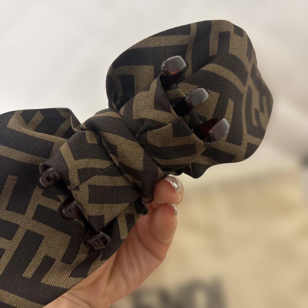 美品　FENDI FFロゴ リボンヘアクリップ