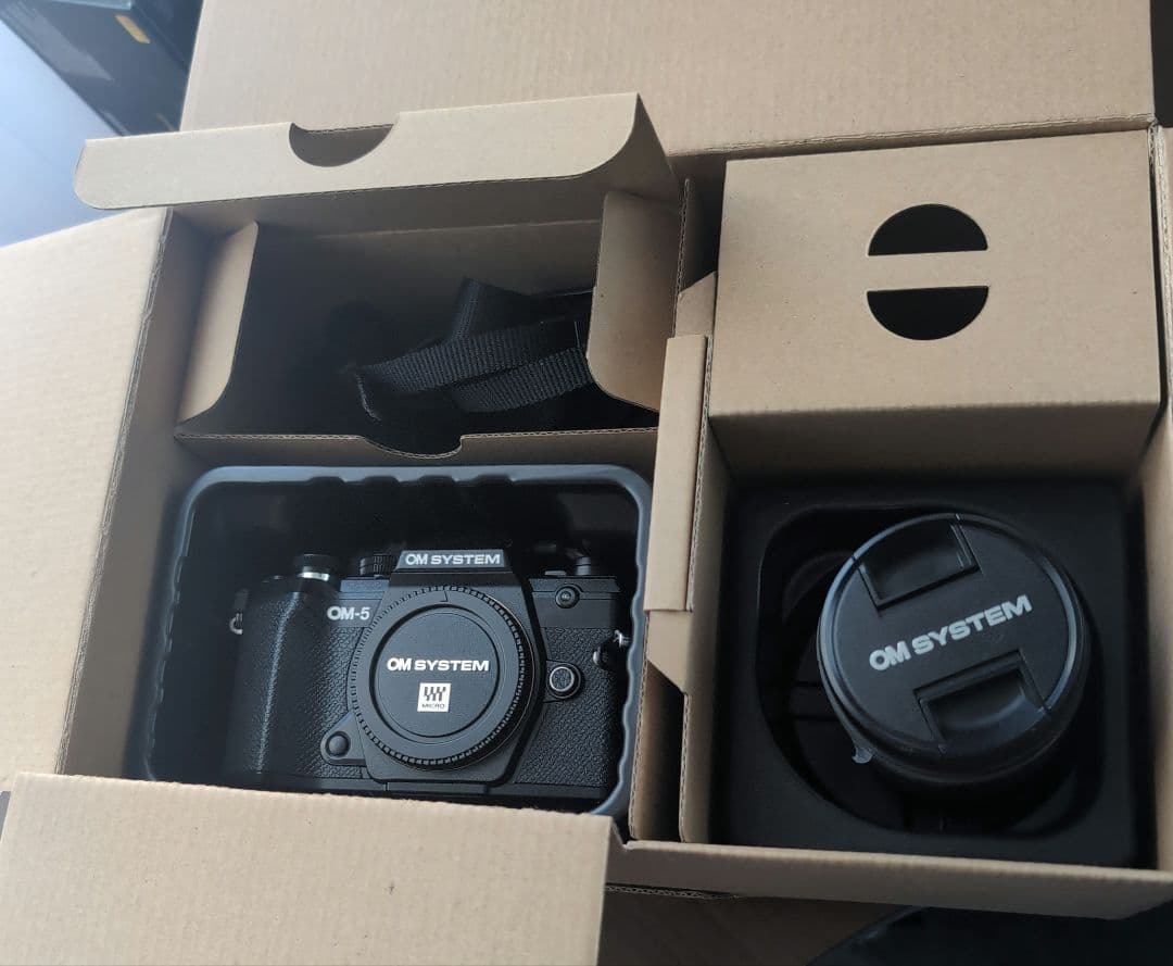 OM SYSTEM OM-5 14-150 mm II レンズキット　ブラック