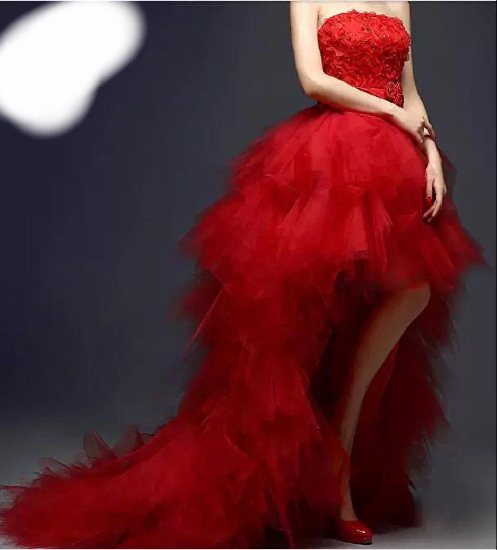 赤のフリル付きパーティードレス