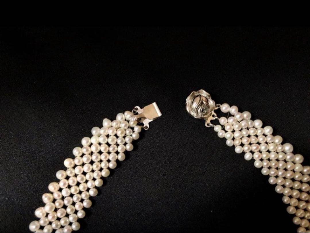 上品でフェミニンなパールネックレス