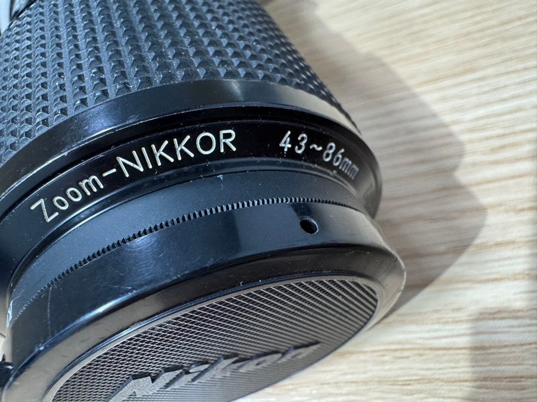 Nikon Zoom-Nikkorレンズ付き