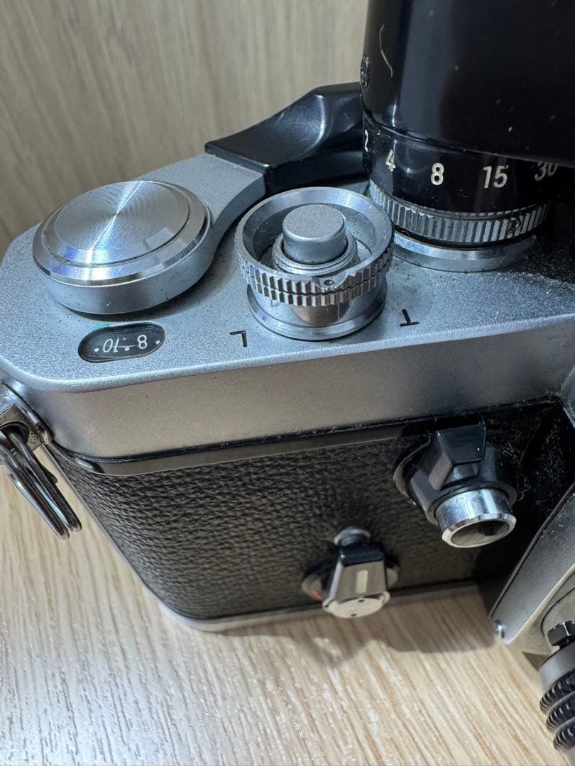 Nikon Zoom-Nikkorレンズ付き