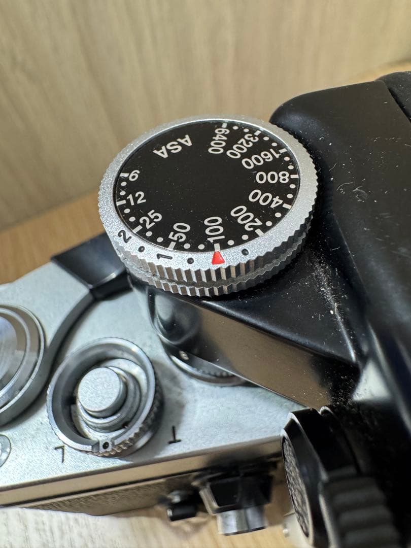 Nikon Zoom-Nikkorレンズ付き