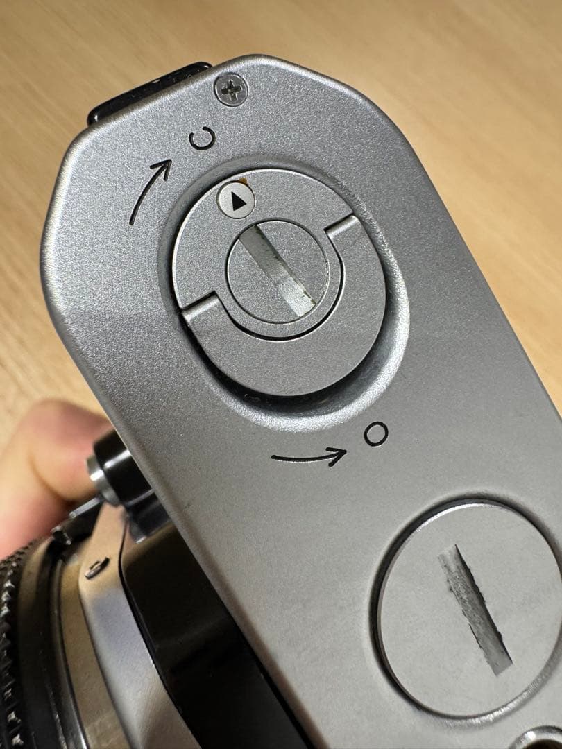 Nikon Zoom-Nikkorレンズ付き