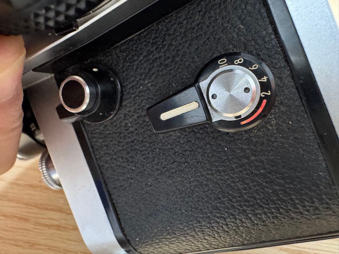 Nikon Zoom-Nikkorレンズ付き