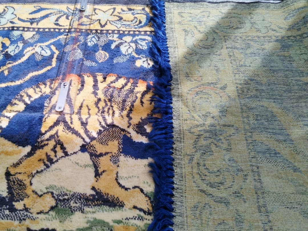 ペルシャ絨毯の 虎の敷物