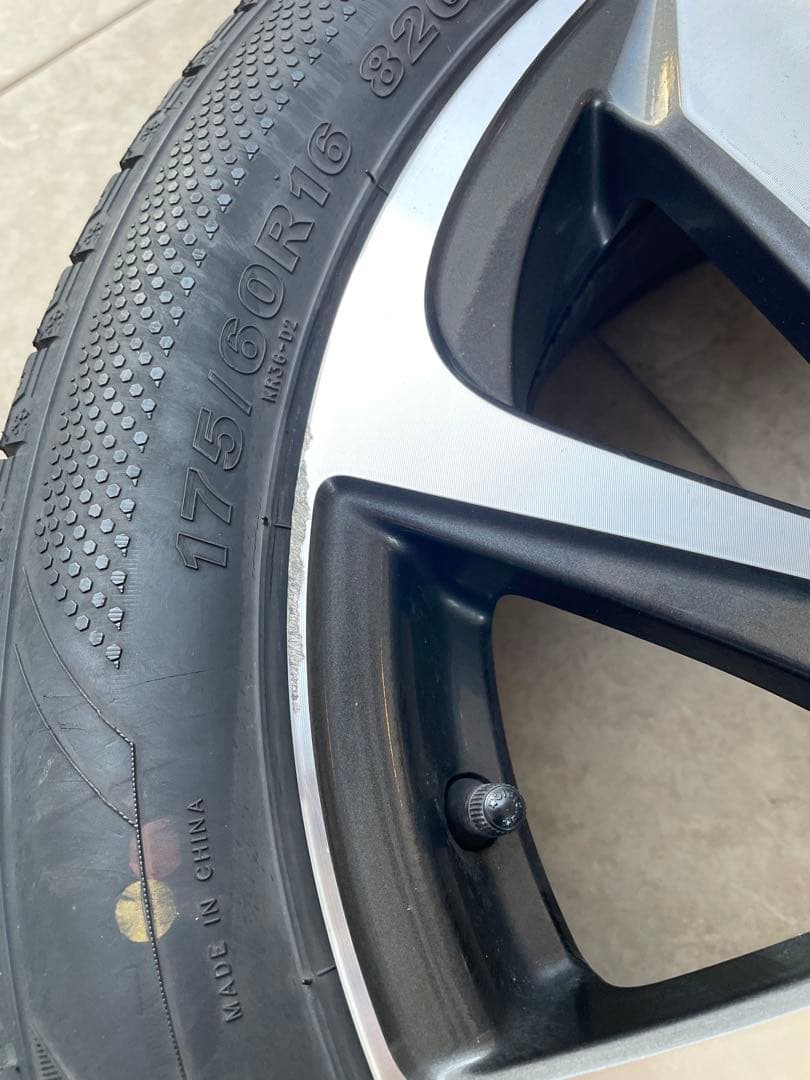 アクア❗️NHP10❗️スタッドレス付純正アルミ　Ｘアーバン　175/60R16