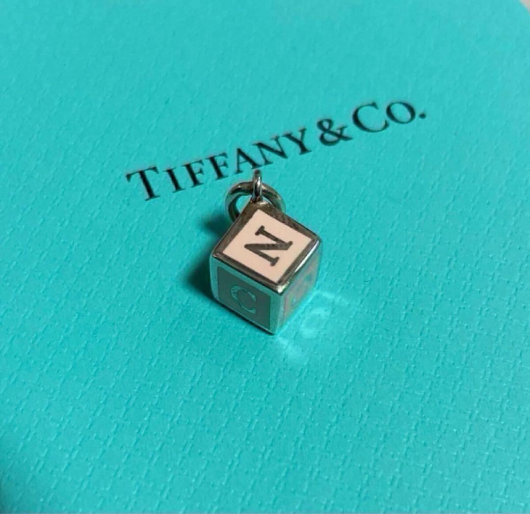 ティファニー ペンダントトップ ブロックチャーム ピンク エナメルフィニッシュ