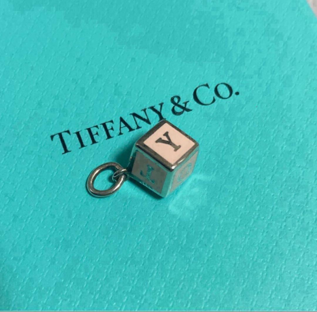 ティファニー ペンダントトップ ブロックチャーム ピンク エナメルフィニッシュ