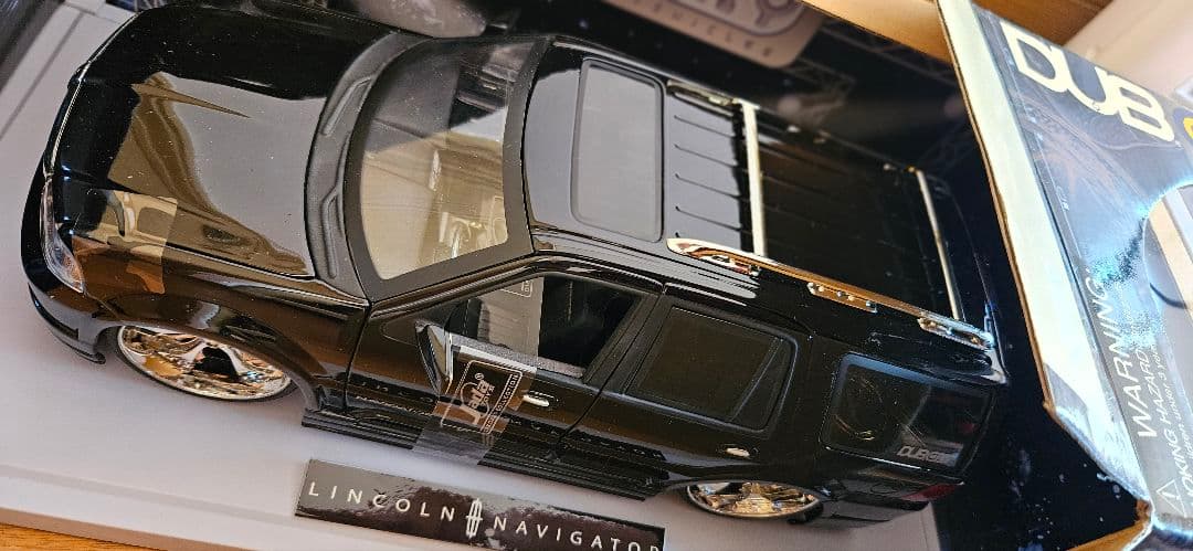 ミニカー DUB CITY Lincoln Navigator 1:18