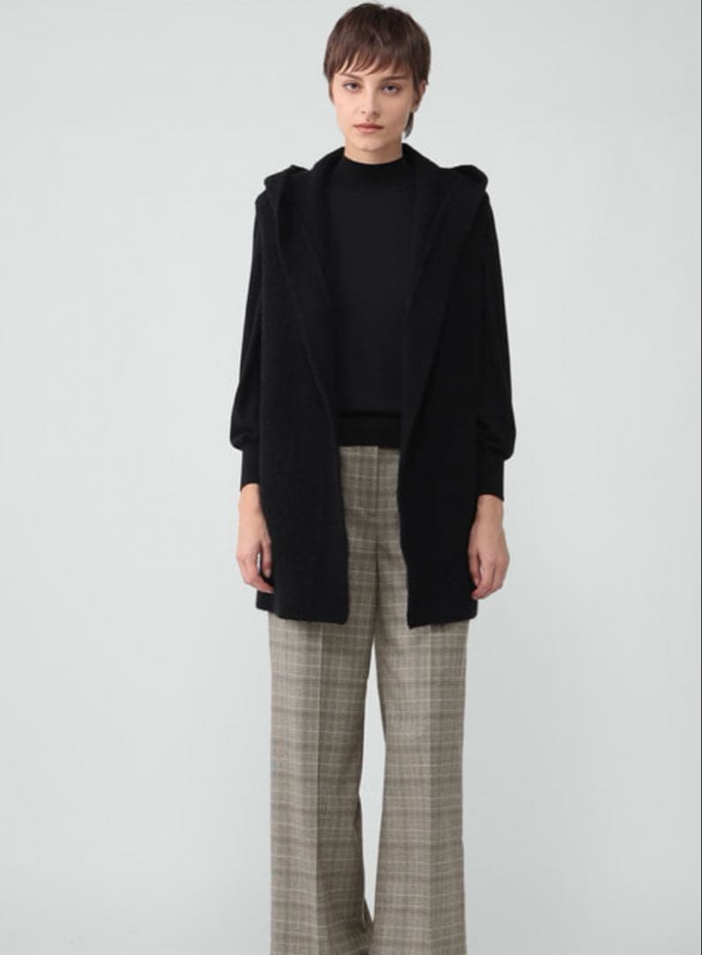 【値下げ　超美品　今期商品】セオリーリュクスフード付き ニットジレ黒