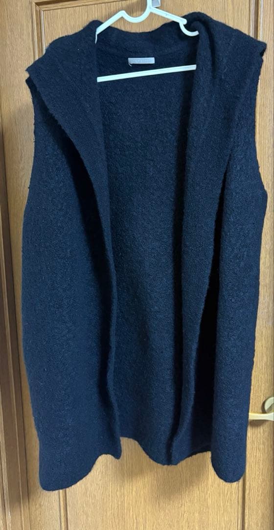 【値下げ　超美品　今期商品】セオリーリュクスフード付き ニットジレ黒