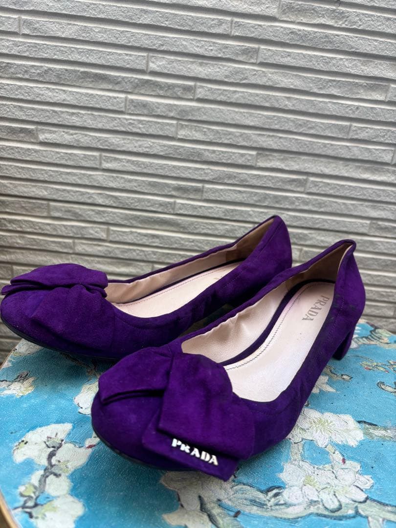 PRADA パープルスエードリボンパンプス｜クラシックでフェミニンな名品