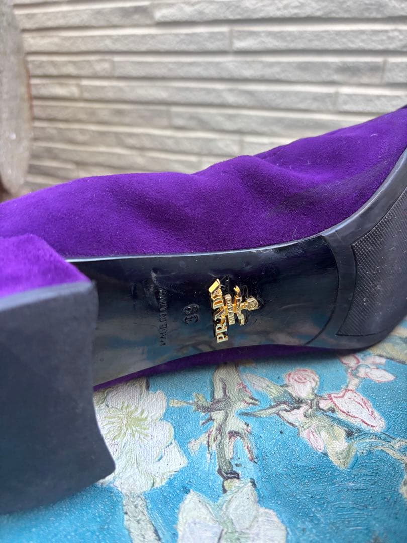 PRADA パープルスエードリボンパンプス｜クラシックでフェミニンな名品