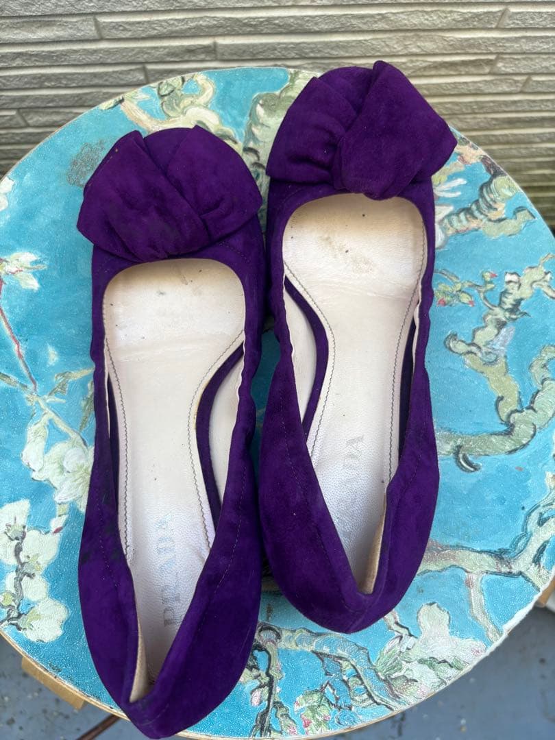 PRADA パープルスエードリボンパンプス｜クラシックでフェミニンな名品