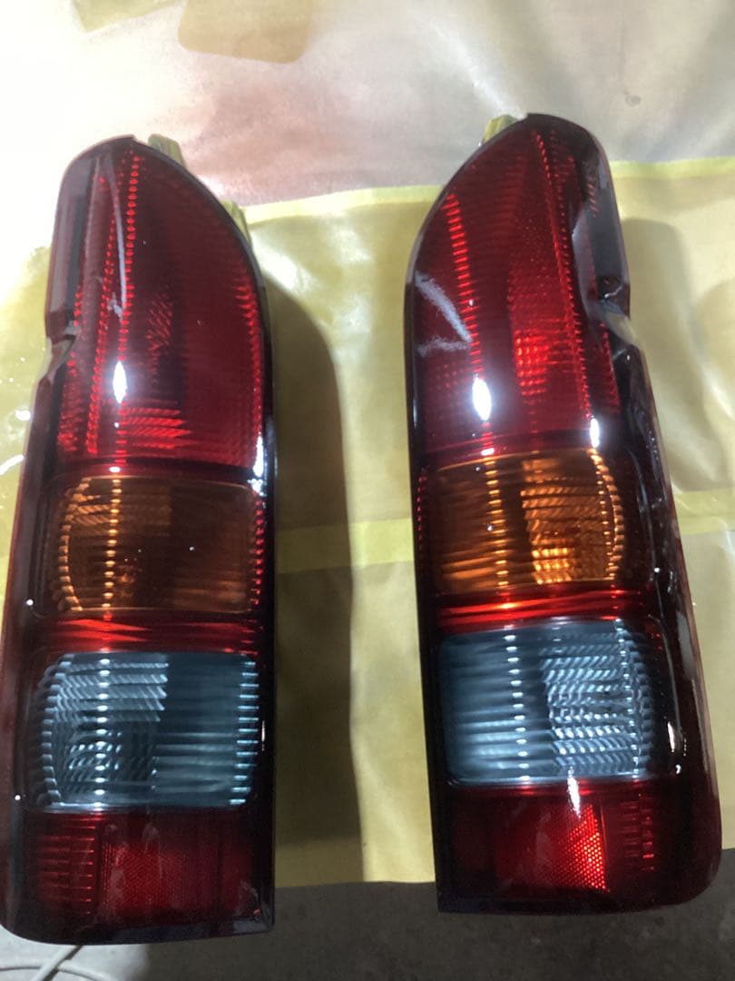 ハイエース200系3型DX純正テールランプ中古ベースグラデーションスモーク