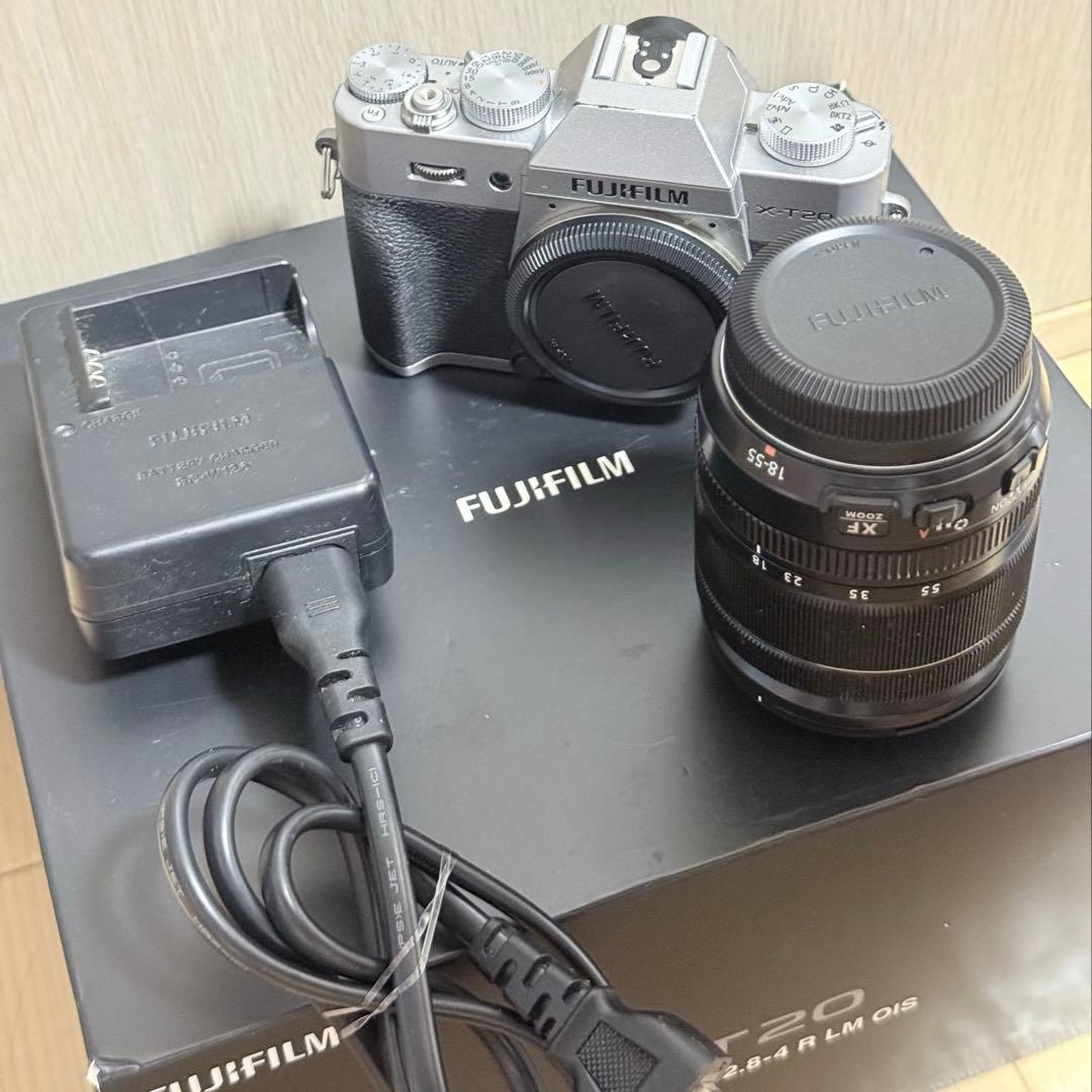 x-t20 ミラーレスカメラ シルバー　本体　レンズ　箱付き