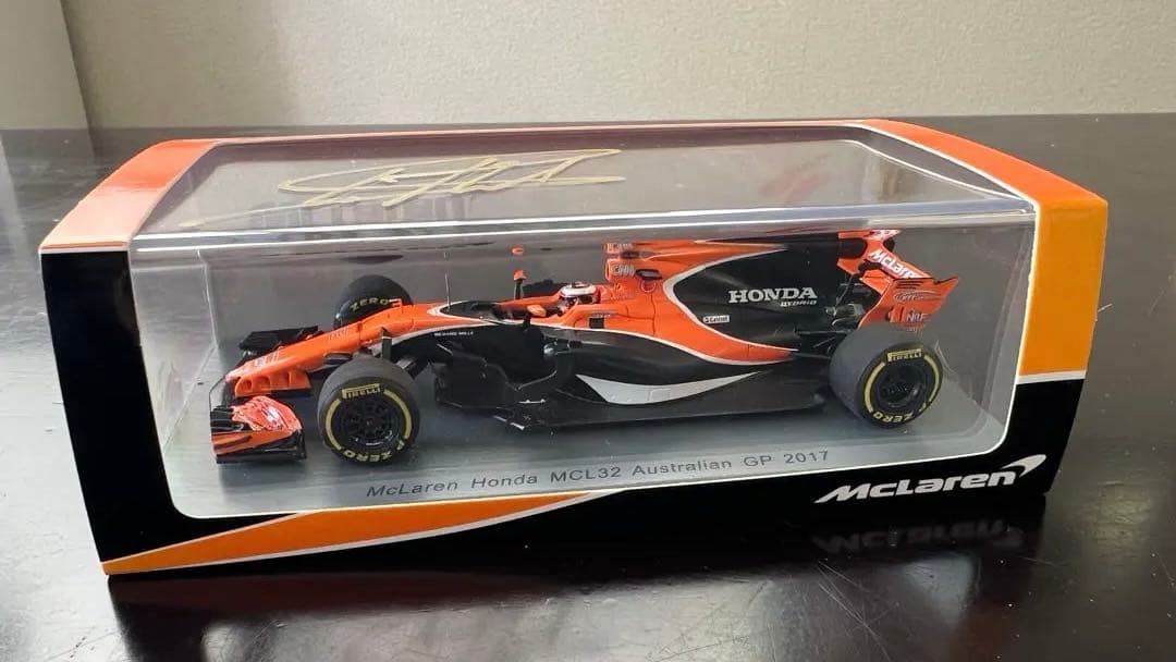 McLaren MCL32 2017 バンドーン。サイン入りミニカー1:43