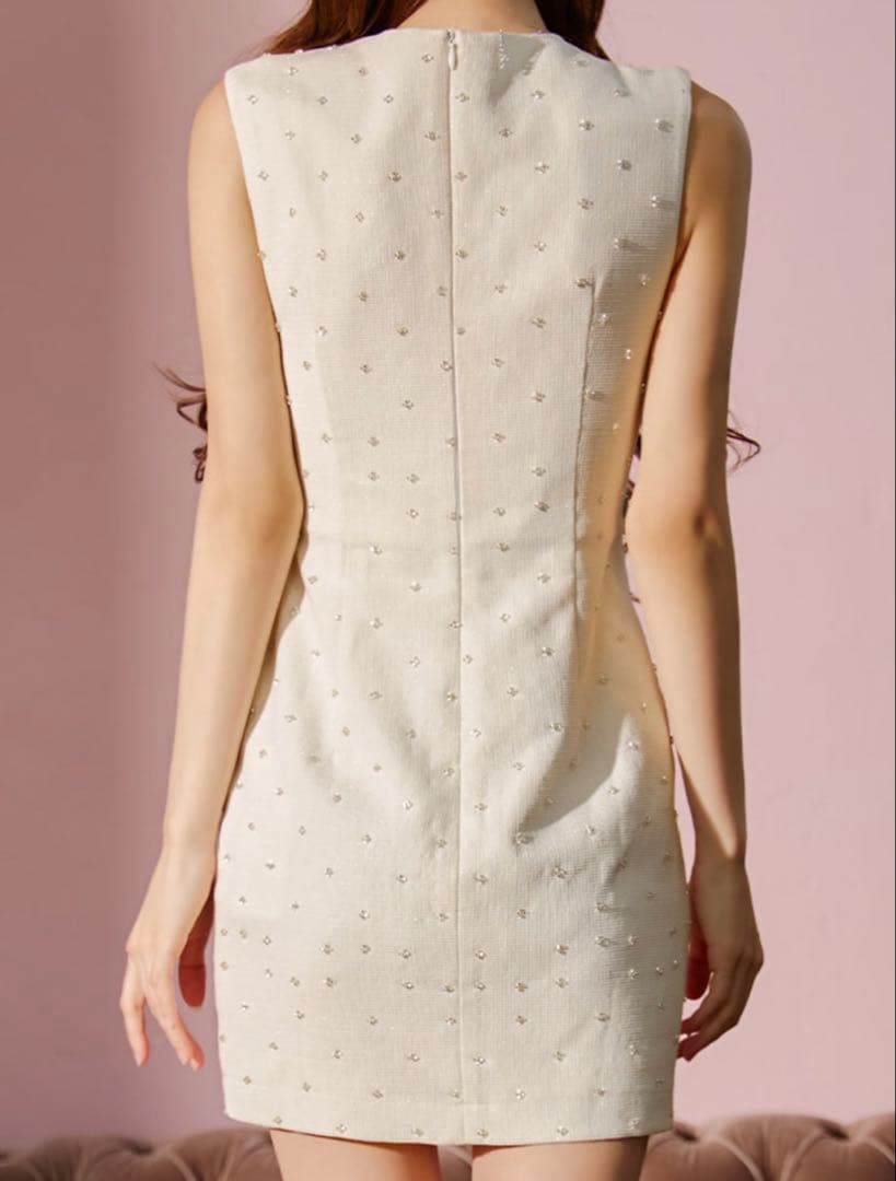 【S｝ビジュー付きタイトドレス（クリーム色）