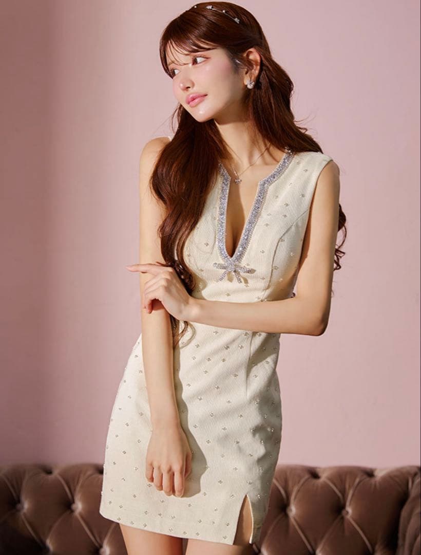 【S｝ビジュー付きタイトドレス（クリーム色）